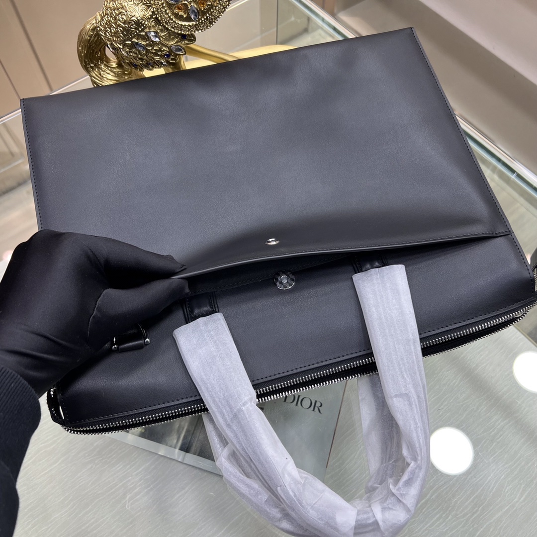 Montblanc International（萬寶龍）🔥萬寶龍新款男士定型公文包，採用進口頭層定型牛皮製作，搭配頂級五金配件，帶密碼鎖，在公文包系列中實屬佼佼者。商務人士與潮流達人皆適用的款式。[色]喜歡的速度下單✅
型號：1161-1
尺寸：39-29-10
顏色：黑色、啡色