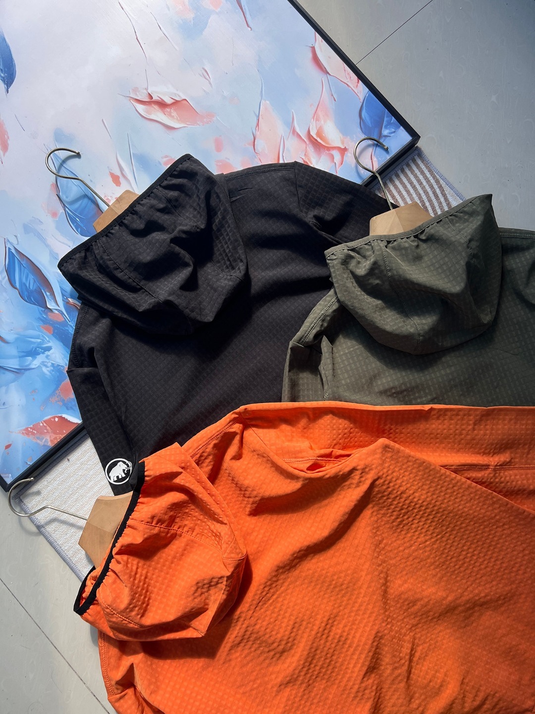 2026年春季新款猛獁象MAMMUT輕量單層彈力外套夾克 男女同款 軟殼連帽夾克
面料95的聚酯纖維 5的氨綸 輕盈帶彈力  手感柔軟舒適   不靜電 質感輕膚，，自帶纖維紋理 ，格紋凹槽 空氣流通  可快速散熱  吸濕排汗 
款式設計簡約大牌，胸口拼布拉鍊口袋 ，多處細節採用四針六線🧵設計點綴，肉眼可見的工藝美
手插口袋，做的壓膠無痕一公分外延  內隱藏拉鍊口袋 上下刺繡鎖邊 提升品質
彈力袖口 輕便舒適 ，下擺出帶有調節繩，穿搭風格可隨意切換
日常休閒  上班通勤 戶外運動  舒適百搭