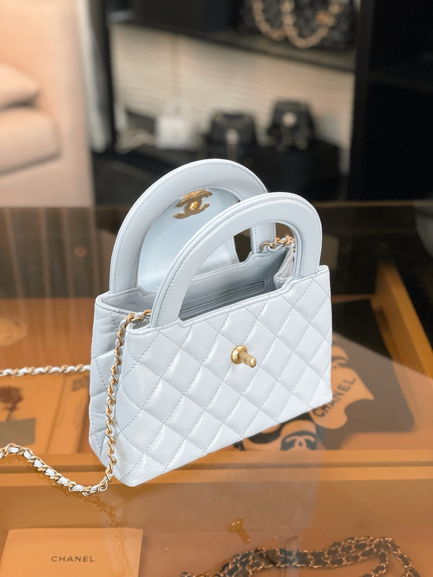 特▪️級 
🆕𝗖𝗵𝗮𝗻𝗲𝟭  
𝗞𝗲𝗹𝗹𝘆 手提鏈條包大號 淺藍

全網最熱🔥𝟤𝟦𝖯 𝗄𝖾𝗅𝗅𝗒手提袋
叱吒整個秀場，簡直美絕了〰️
簡約又復古的小手提很靈魂很舒適。
又乖又耐看，實在絕對愛不釋手❕

五金：厚鍍𝟤𝟦𝗄復古金
皮料：𝖵𝖾𝗅𝗂𝖾𝗋𝗊亮面小牛皮
尺寸： 𝟣𝟥*𝟣𝟫*𝟩 𝖼𝗆
4416