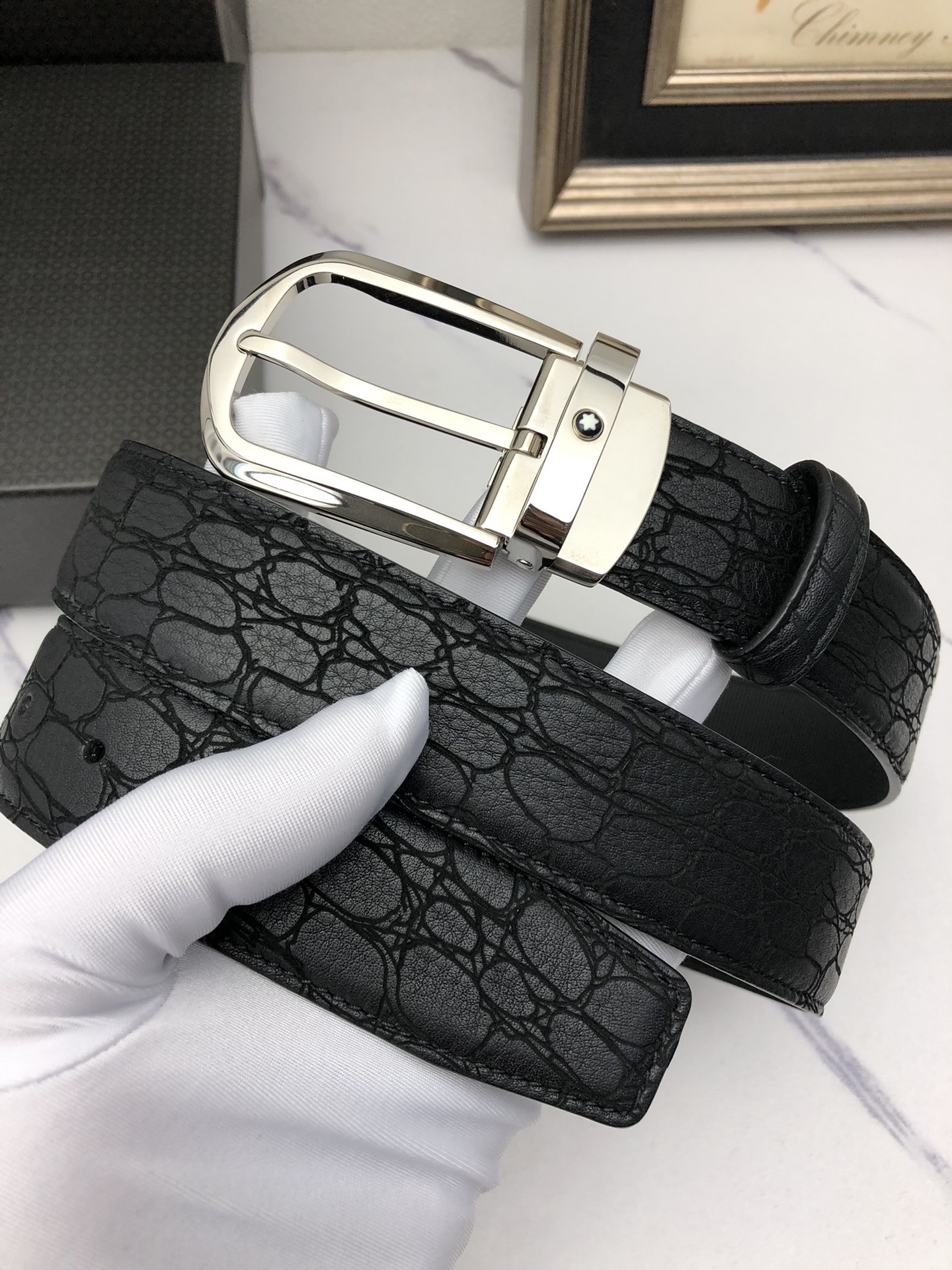 萬寶龍：原單頭層牛皮燙印花紋，內襯頭層壓橫紋牛皮底，營造織紋外觀。飾以標誌原單扣。專櫃寬度3.5