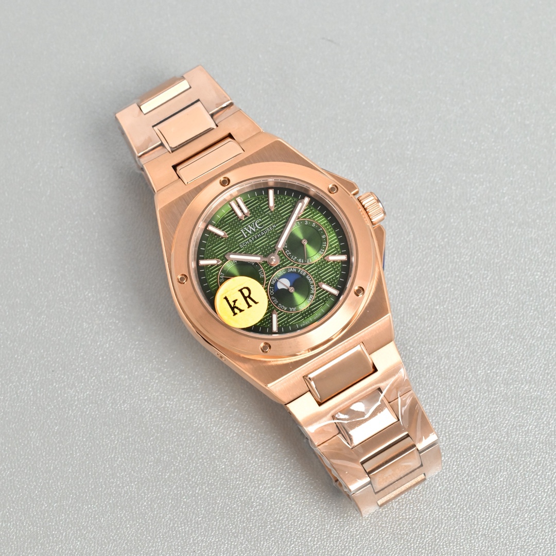 KR新品  萬國工程師系列萬年曆腕表，復刻界最複雜的腕表，所有功能同步原裝，所有功能調節通過把頭控制.
1⃣️【功能介紹】3點鐘位置顯示日曆，9點鐘位置顯示星期，6點鐘月份月相指針顯示。

2⃣️【做工精細】外殼採用原版同樣的三件套結構，中間拉絲，上下殼為拋光，鏡面採用高成本的鍋蓋形藍寶石，使其質感提升。

3⃣️【機芯性能】尺寸41.6mm,機芯採用天津機芯改82600，高效穩定，動力時間長達72小時以上，進行加裝複雜的萬年曆模塊，而且同步所有功能實現同步原裝通過把頭調節。
