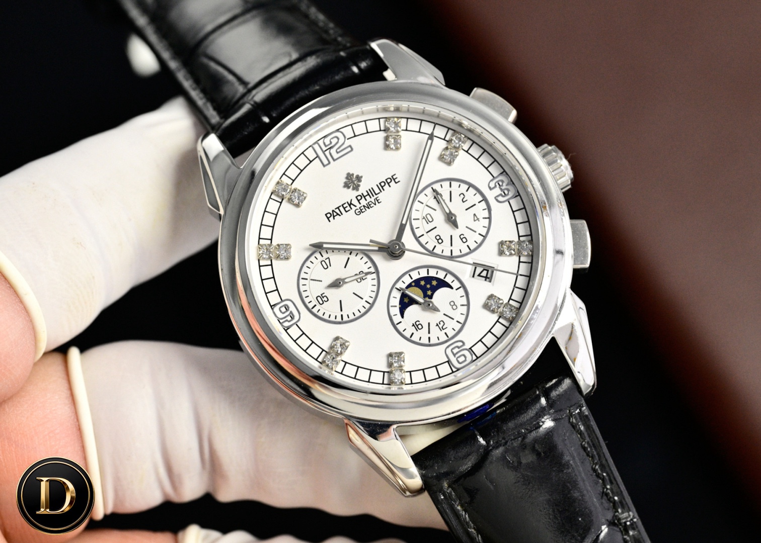 百達翡麗Patek Philippe驚艷登場，42毫米的表徑適配大眾男性手寸，非常商務可亦‬休閒。整表表殼手工雕刻花紋，視覺衝擊力強，令人過目不忘，實物質感更加優美。     
1⃣️搭配進口9100多功能機芯【非市場普通國產機芯】（零返修）功能（24小時,星期/星辰/月份）此腕表擁有38-48小時動力儲備.
2⃣️進口316L精鋼，採用18k品質爐內真空電鍍！
3⃣️搭配獨家定制方形鱗紋牛皮錶帶
4⃣️耐磨防刮藍寶石玻璃鏡面！
5⃣️30米生活防水等級.
百達翡麗（Patek Philippe） 簡