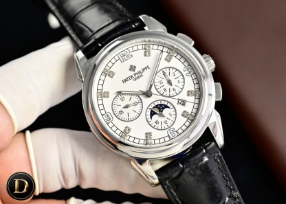 百達翡麗Patek Philippe驚艷登場，42毫米的表徑適配大眾男性手寸，非常商務可亦‬休閒。整表表殼手工雕刻花紋，視覺衝擊力強，令人過目不忘，實物質感更加優美。     
1⃣️搭配進口9100多功能機芯【非市場普通國產機芯】（零返修）功能（24小時,星期/星辰/月份）此腕表擁有38-48小時動力儲備.
2⃣️進口316L精鋼，採用18k品質爐內真空電鍍！
3⃣️搭配獨家定制方形鱗紋牛皮錶帶
4⃣️耐磨防刮藍寶石玻璃鏡面！
5⃣️30米生活防水等級.
百達翡麗（Patek Philippe） 簡