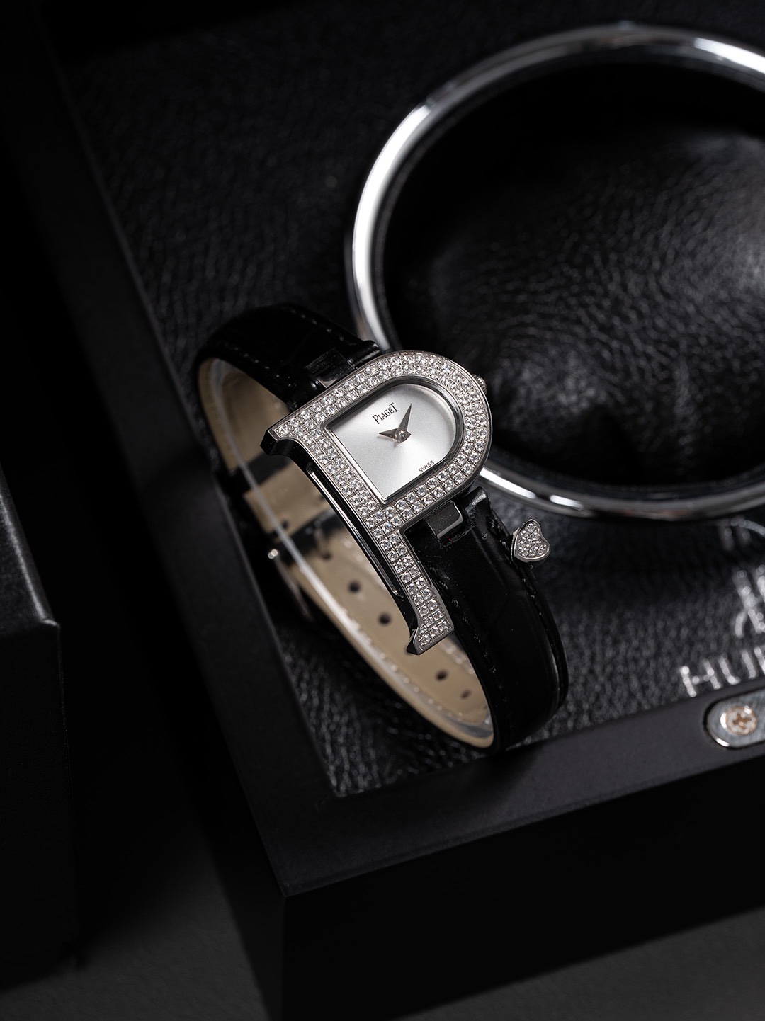 全面到貨🎀🎀🎀」Piaget伯爵做為全世界最著名的頂級珠寶品牌 Piaget從未讓那些傾慕其品牌設計元素的炒粉們失望過，值得推薦的是本次由日本.Tokyo東京銀座 做為主辦初展，推出的The theme is meeting  love  遇見愛情系列更是在推出後，不到11個小時就被哄搶而光，經典的P字形品牌設計元素與丘比特愛神之箭竟能結合的如此恰到好處，成為了繼LIMELIGHT Gala和Black-TIE黑帶系列又一經典美作，腕表的細節方面