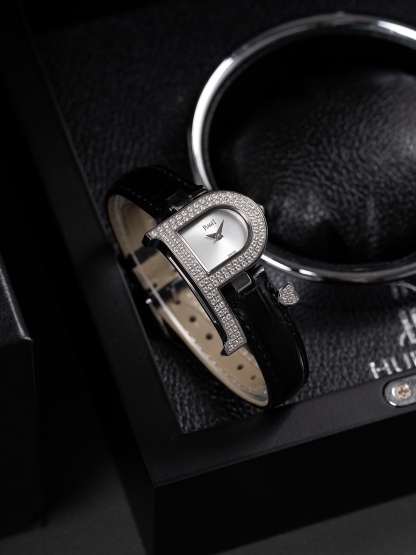 全面到貨🎀🎀🎀」Piaget伯爵做為全世界最著名的頂級珠寶品牌 Piaget從未讓那些傾慕其品牌設計元素的炒粉們失望過，值得推薦的是本次由日本.Tokyo東京銀座 做為主辦初展，推出的The theme is meeting  love  遇見愛情系列更是在推出後，不到11個小時就被哄搶而光，經典的P字形品牌設計元素與丘比特愛神之箭竟能結合的如此恰到好處，成為了繼LIMELIGHT Gala和Black-TIE黑帶系列又一經典美作，腕表的細節方面