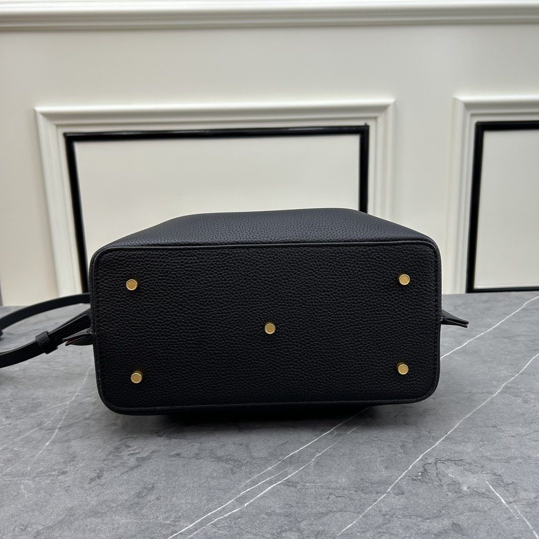 荔枝紋 Garavani VLOGO Escape 小牛皮小號購物袋，包袋兩側點綴紅色細節，金屬徽標飾件可用在包裝內部作為開合，亦可用在外部作為裝飾元素。
小號尺寸：31 *25*15 cm