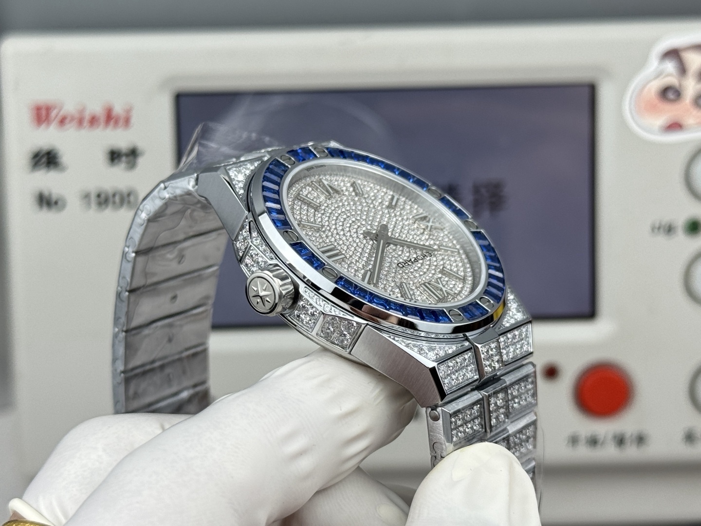 Factory 獨家力作👍
蕭邦AlpineEagle雪山傲翼系列
🌈彩T鑽🌟變色龍🦎滿天星✨限量款及隱藏款首推
如炬目光，比擬暗夜星芒⛰️於山川湖海間🌊洞見紳士願景與磅礡未來👔
尺寸：原裝一致41mmX9.7mm
機芯：9015改Chopard 01.01-c
錶鏈：獨家原版開模金磚型鏈節一體式錶鏈
岩石紋錶盤，鍍銠羅馬數字，時針及分針時標均覆以Super-LumiNova® X1級螢光塗層
致獻當代“雄鷹”，志存高遠之人在日常生活中超邁群倫，其視野啓迪人心、昇華情志。憑借遠見和決心，