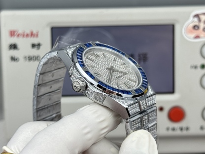 Factory 獨家力作👍
蕭邦AlpineEagle雪山傲翼系列
🌈彩T鑽🌟變色龍🦎滿天星✨限量款及隱藏款首推
如炬目光，比擬暗夜星芒⛰️於山川湖海間🌊洞見紳士願景與磅礡未來👔
尺寸：原裝一致41mmX9.7mm
機芯：9015改Chopard 01.01-c
錶鏈：獨家原版開模金磚型鏈節一體式錶鏈
岩石紋錶盤，鍍銠羅馬數字，時針及分針時標均覆以Super-LumiNova® X1級螢光塗層
致獻當代“雄鷹”，志存高遠之人在日常生活中超邁群倫，其視野啓迪人心、昇華情志。憑借遠見和決心，