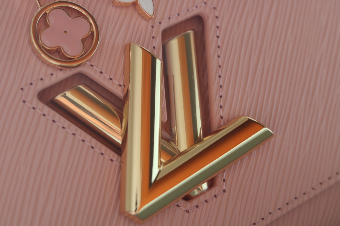 [玫瑰]最新款[玫瑰][玫瑰] 原版品質【獨家實拍 款號:50506/M11723/M11724/M11725 】
 本款 Twist 中號手袋擁有 Epi 皮革的考究肌理，搭配牛皮革內襯和光滑牛皮革飾邊。琺 Monogram 花卉懸掛於纖細鏈條，可拆卸並調節的肩帶實現肩背和斜挎選擇。17 x 9.5 x 23釐米(高 x 寬 x 長度)