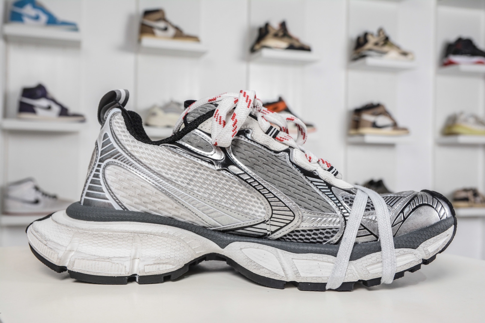 BALENCIAGA 3XL Sneakers 巴黎世家十代 水印logo字母標 3XL巴黎老爹一腳蹬系列復古做舊
貨號：840090 W3XSG 9239
尺碼：35 36 37 38 39 40 41 42 43 44 45 46