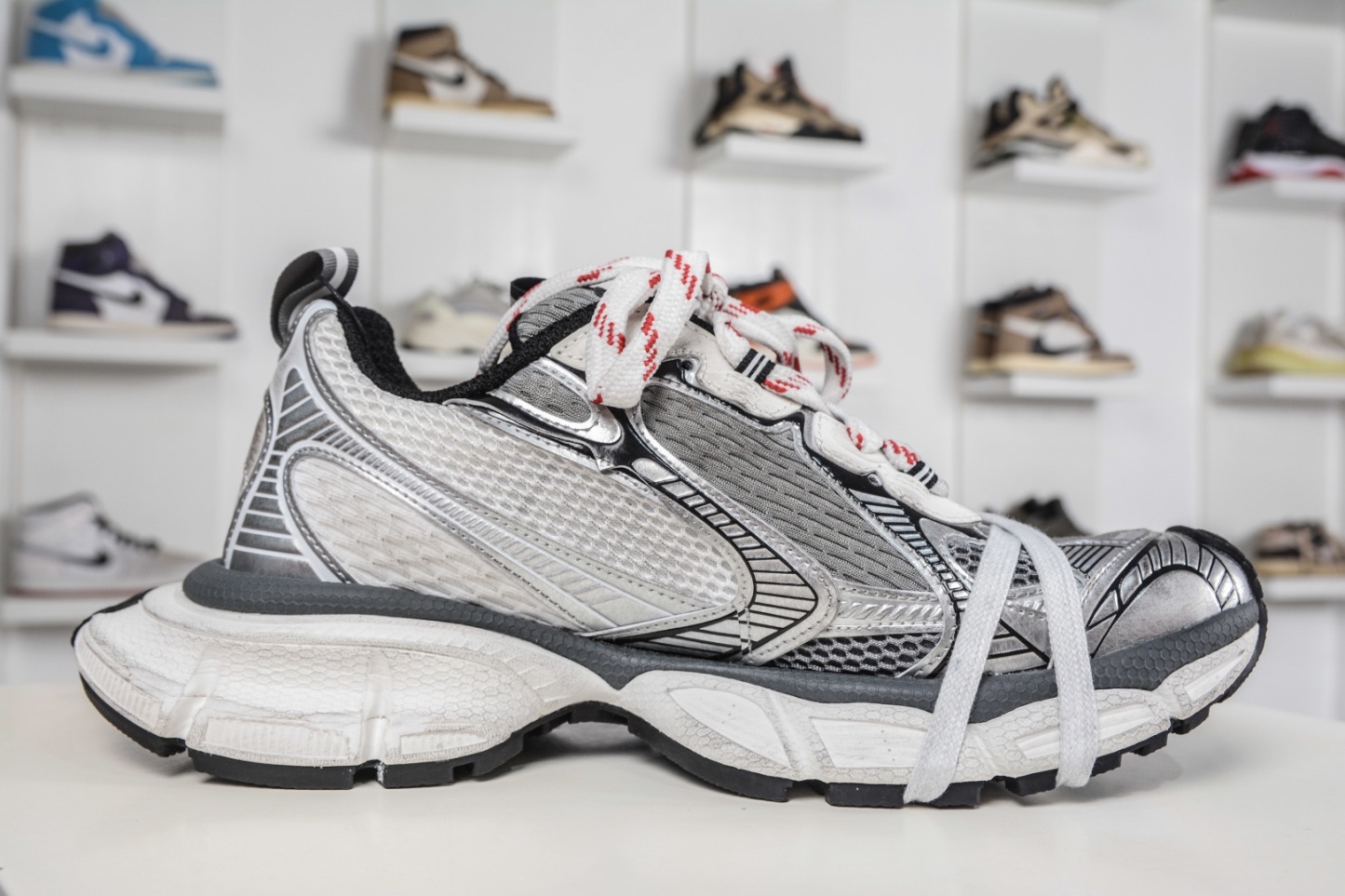 BALENCIAGA 3XL Sneakers 巴黎世家十代 水印logo字母標 3XL巴黎老爹一腳蹬系列復古做舊
貨號：840090 W3XSG 9239
尺碼：35 36 37 38 39 40 41 42 43 44 45 46