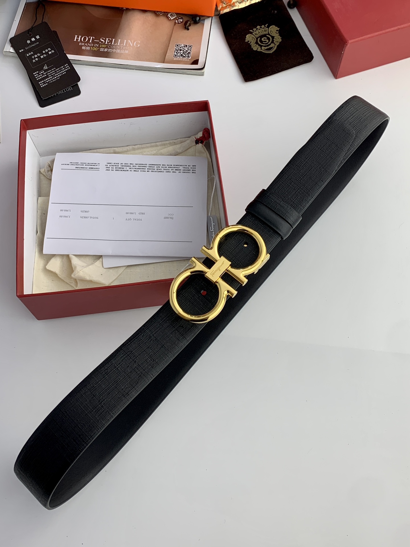 〖F家〗這款皮帶採用雙面小牛皮，搭配純銅八字扣，打造高雅考究的造型。寬3.5cm，長度可調節，達到量身定制般的修身效果。