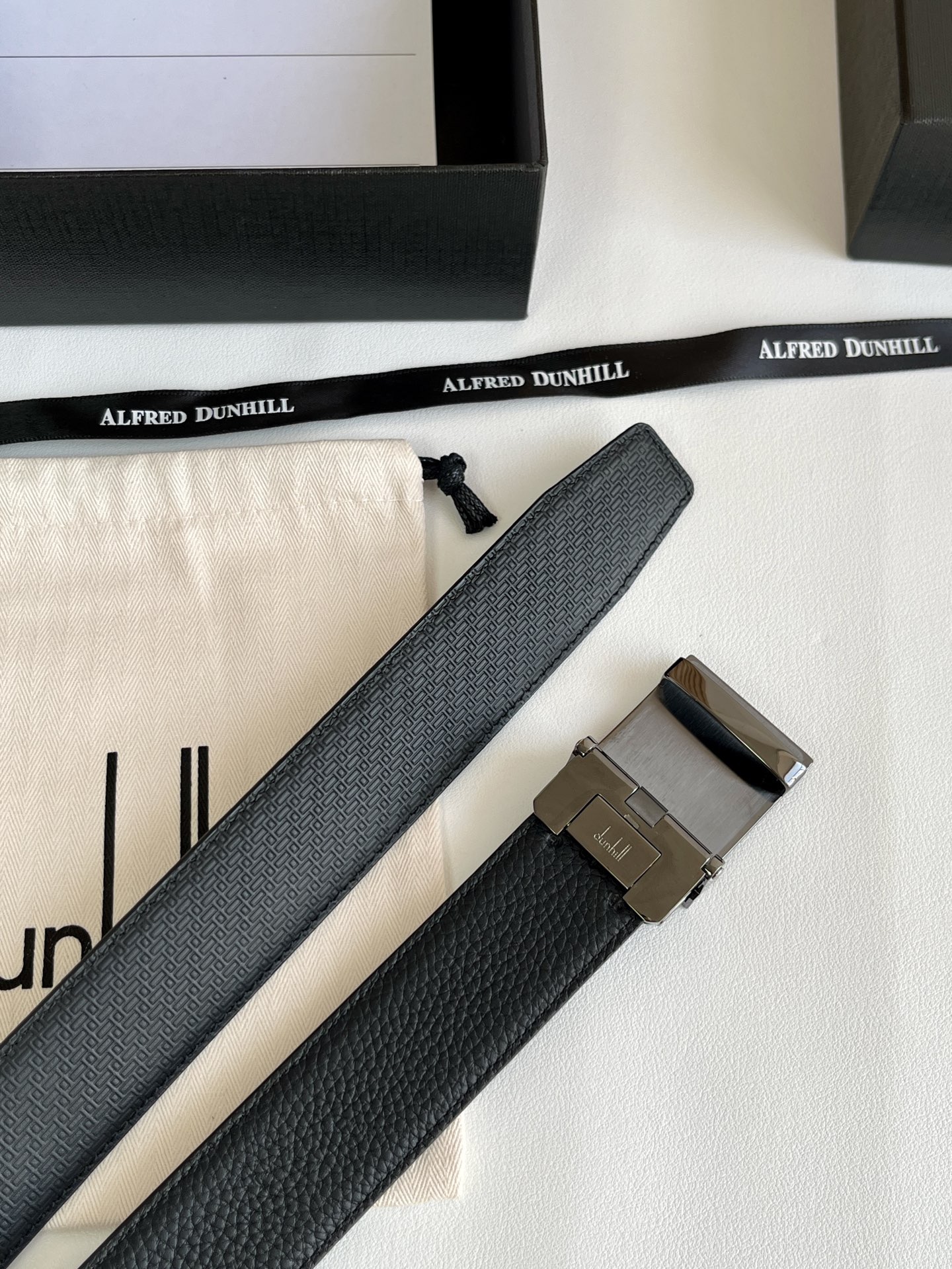 登喜路（Dunhill）是一家英國倫敦的男士奢侈品牌。皮帶以其精湛的工藝和經典的設計，成為男士配飾中的精品。皮帶的質感好、耐用性強，商務休閒百搭款！