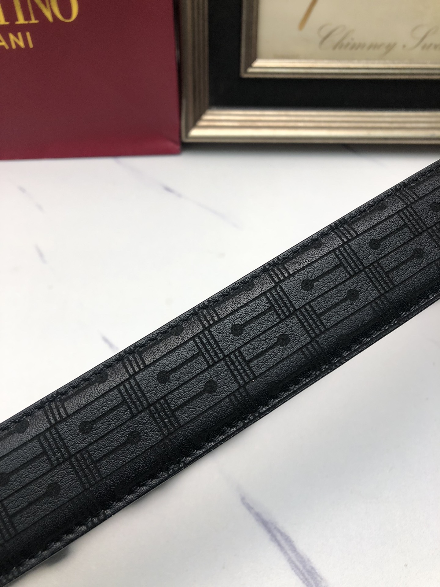 華倫天奴：原單頭層牛皮燙印花紋面，內襯頭層小牛皮底，搭配原單自動扣，可裁剪的自動帶，此款腰帶面雙採用意大利原定廠制進口牛皮帶身 ，對專版櫃足寬3.5