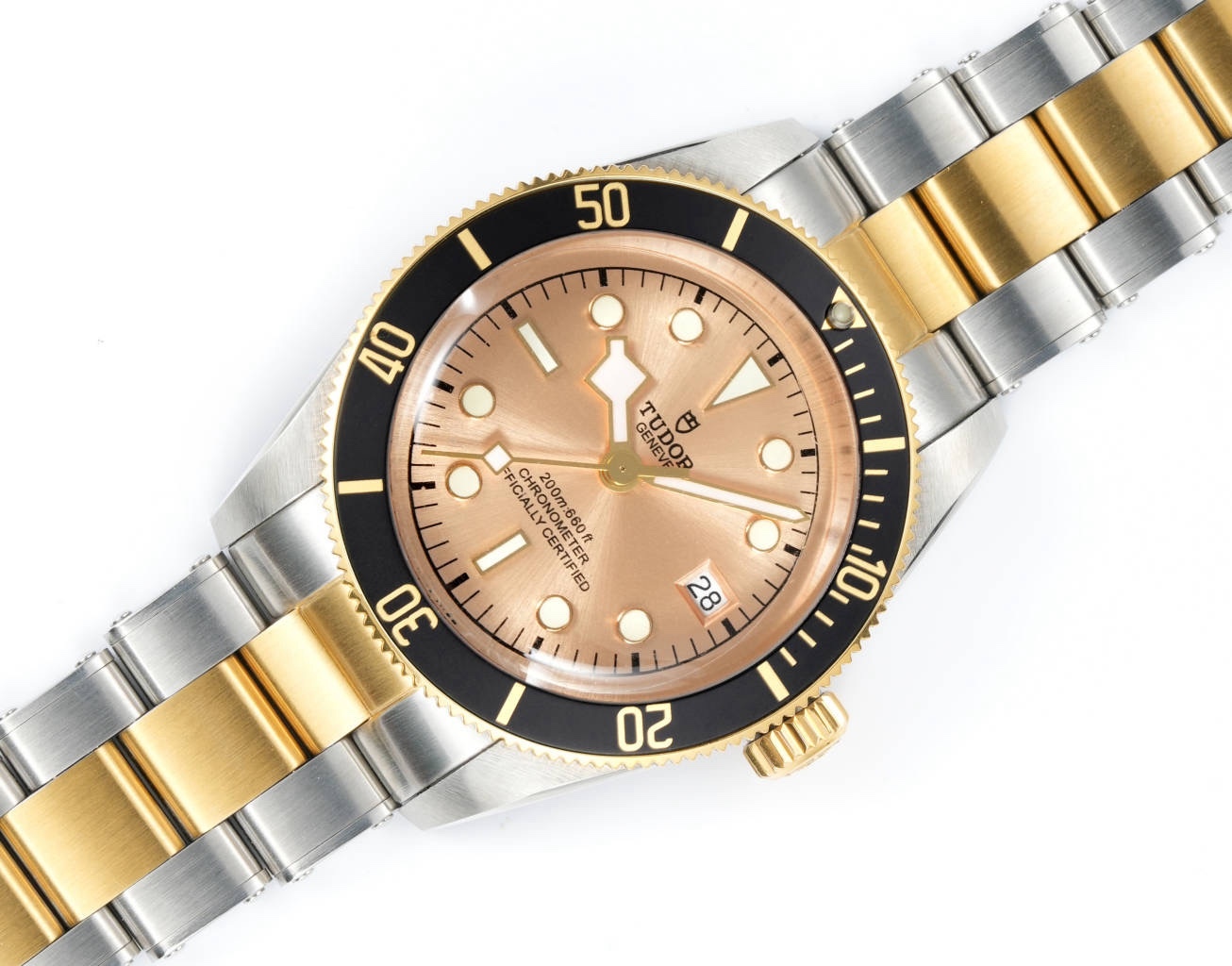 升級版帝舵 TUDOR   碧灣系列對於帝舵來說，無疑是一個龐大的產品線，在今年推出了一隻全新的單色碧灣，以絕對的實力被認為是勞力士無歷黑水鬼的平替！今年推出的這只全新單色碧灣，也迎來了碧灣第三次制表科技和煥新美學風格上的革新。
1.新款碧灣迎來新的改革，升級夜光珠，而正品同步凹入式，搭配的是圓拱形藍寶石表鏡，更顯復古感📸 
2.腕表採用不鏽鋼材質打造表殼，經過精細的磨光與磨砂處理，呈現出獨特的質感和光澤度。同勞力士水鬼一樣，表殼採用41毫米尺寸，也是沿襲了“原版”碧灣的直徑，既適合日常佩戴，