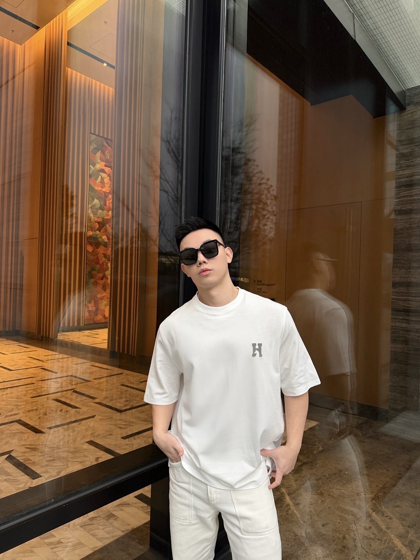 🔝HERMES愛瑪仕 真皮H字貼片短袖T恤正品購入，21支洗後維斯棉190克，1*1羅紋230克，面料拼接，模板刺繡，定制1：1真皮皮標，定制1：1商標，寬松版型
B Size：S-XL