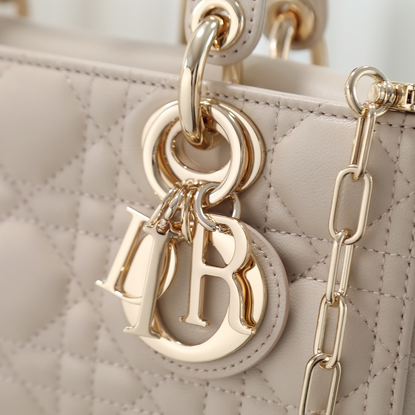 D-joy  原廠級別 

小號尺寸 米色現貨‼️ M0613

全新D-joy強勢回歸，最新小號✔️大爆款的節奏🔥，包包自帶兩條肩帶，多種背法🙋🏻‍♀️，上身又美又颯，經典的菱格設計🥅，搭配漆皮優雅又時尚🌿

size：22.5-6-11.5cm
