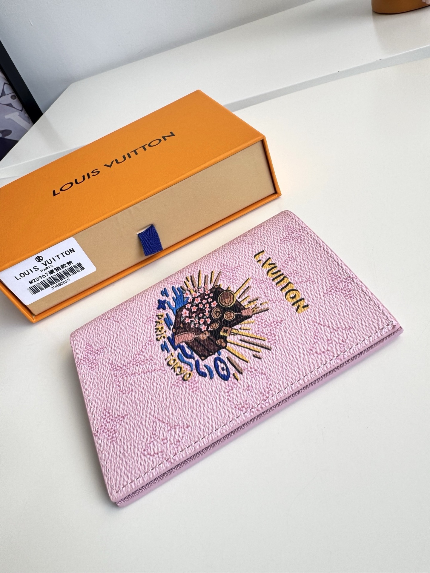 🇫🇷海外原單M25967硬箱粉色獨家實拍！本款護照套於 Monogram 帆布表面繪上生動日式印花。內設多重卡位和票據貼袋。尺寸：14×10×2.5cm