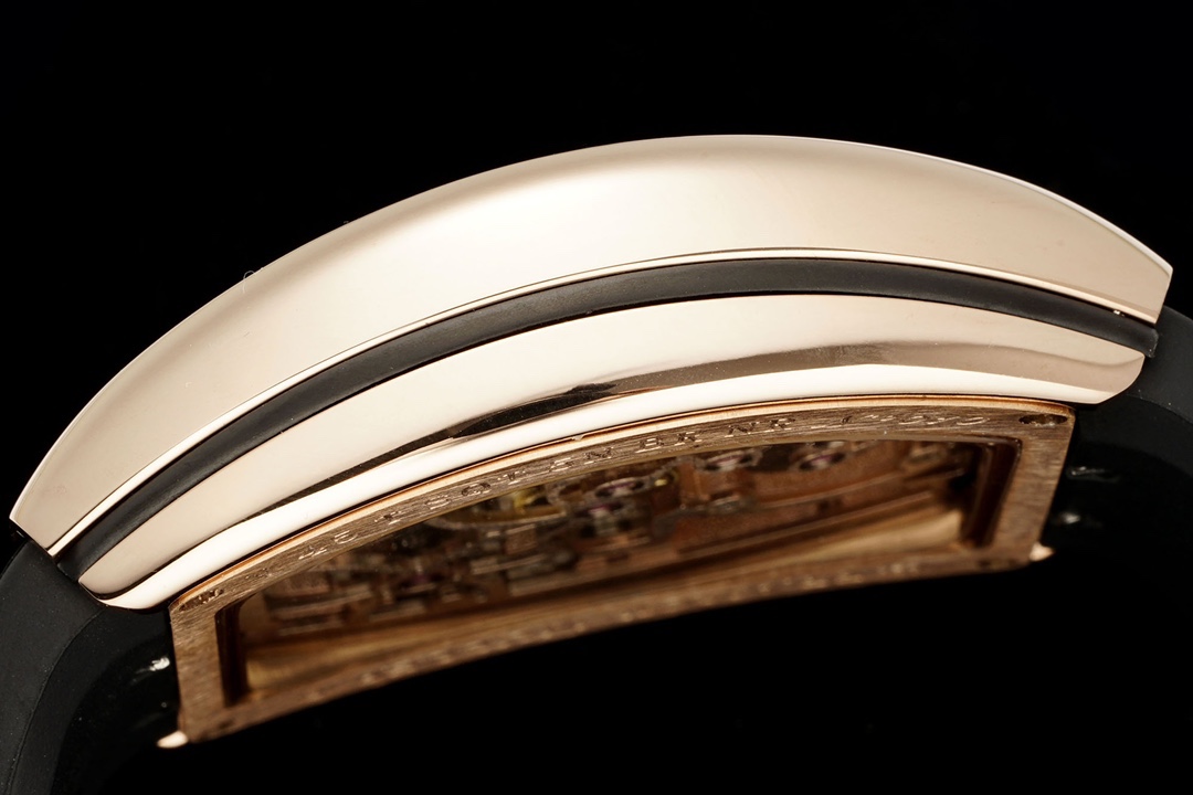 RMS最新款 頂級復刻 法蘭克穆勒V45 Vanguard陀飛輪系列 歷時多年研發機芯 
1 1:1 超級復刻原裝複雜法穆蘭陀飛輪機芯 細節完美到位 打造正品機芯獨具的雙發條盒 超薄工藝 
2超長72小時動力儲存 告別每天手動上鏈 高端玩家的定制款 把頭上鏈30個半圈 發條盒為滿 不需要過度上鏈 
3 千錘百鍊 316L精鋼表殼 超薄表殼 與原裝一致厚度 彎曲弧度 更加貼合手腕 佩戴舒適 
4 純正進口意大利小牛皮 貼合手感品質一流的進口氟橡膠錶帶 與正版全完通用互換
5瑞士工程師 原版機芯拆解 一比一甲