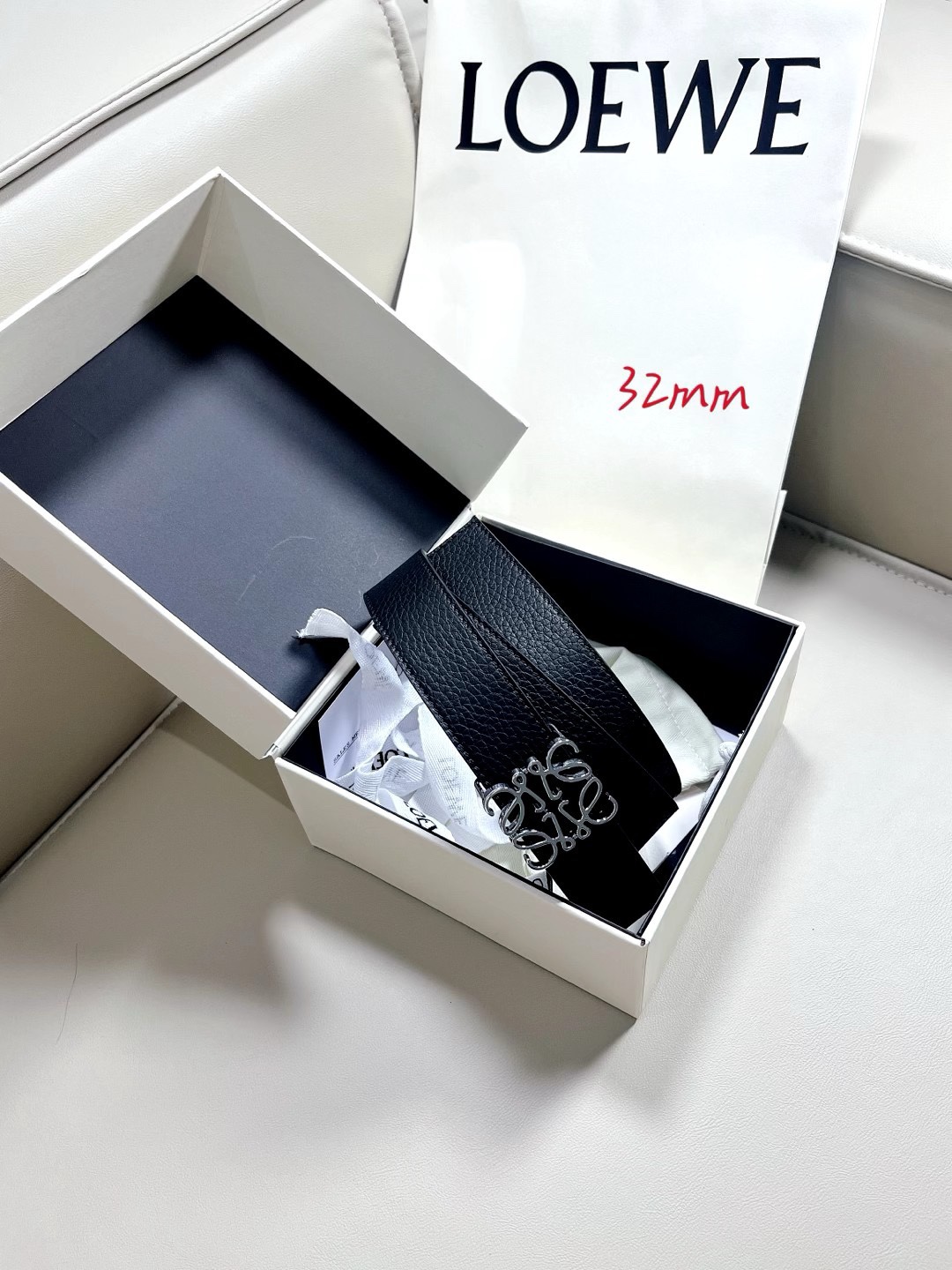 羅意威LoEWE 3.2cm正反兩穿腰帶，選用壓紋牛皮革製成，反復Anagram圖案