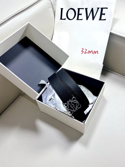 羅意威LoEWE 3.2cm正反兩穿腰帶，選用壓紋牛皮革製成，反復Anagram圖案