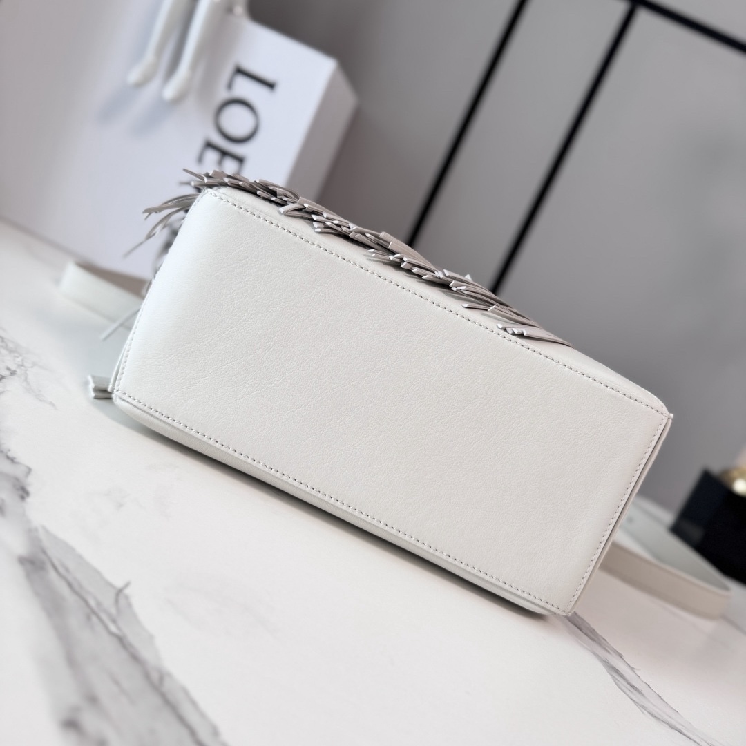 L⊚℮w℮🌟新款🆕小號經典牛皮革Fringe Puzzle手袋
Puzzle 以別具一格的幾何線條勾勒長方體造型*此小號版本採用經典牛皮革製成，搭配手工打結流蘇裝飾。手袋為新春系列作品。小號Puzzle可以容納例如一隻大號錢包，所有尺寸的手機和太陽鏡，肩背或斜挎*手拿或頂部提手攜帶*肩帶可調節，可拆卸*一個內部插袋和一個外部後方拉鍊口袋*拉鍊開合帶牛皮革拉鍊頭*人字紋棉質帆布襯里Anagram 壓紋🌟
size:24*10.5*16CM
型號：062611（配全套包裝）