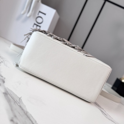 L⊚℮w℮🌟新款🆕小號經典牛皮革Fringe Puzzle手袋
Puzzle 以別具一格的幾何線條勾勒長方體造型*此小號版本採用經典牛皮革製成，搭配手工打結流蘇裝飾。手袋為新春系列作品。小號Puzzle可以容納例如一隻大號錢包，所有尺寸的手機和太陽鏡，肩背或斜挎*手拿或頂部提手攜帶*肩帶可調節，可拆卸*一個內部插袋和一個外部後方拉鍊口袋*拉鍊開合帶牛皮革拉鍊頭*人字紋棉質帆布襯里Anagram 壓紋🌟
size:24*10.5*16CM
型號：062611（配全套包裝）