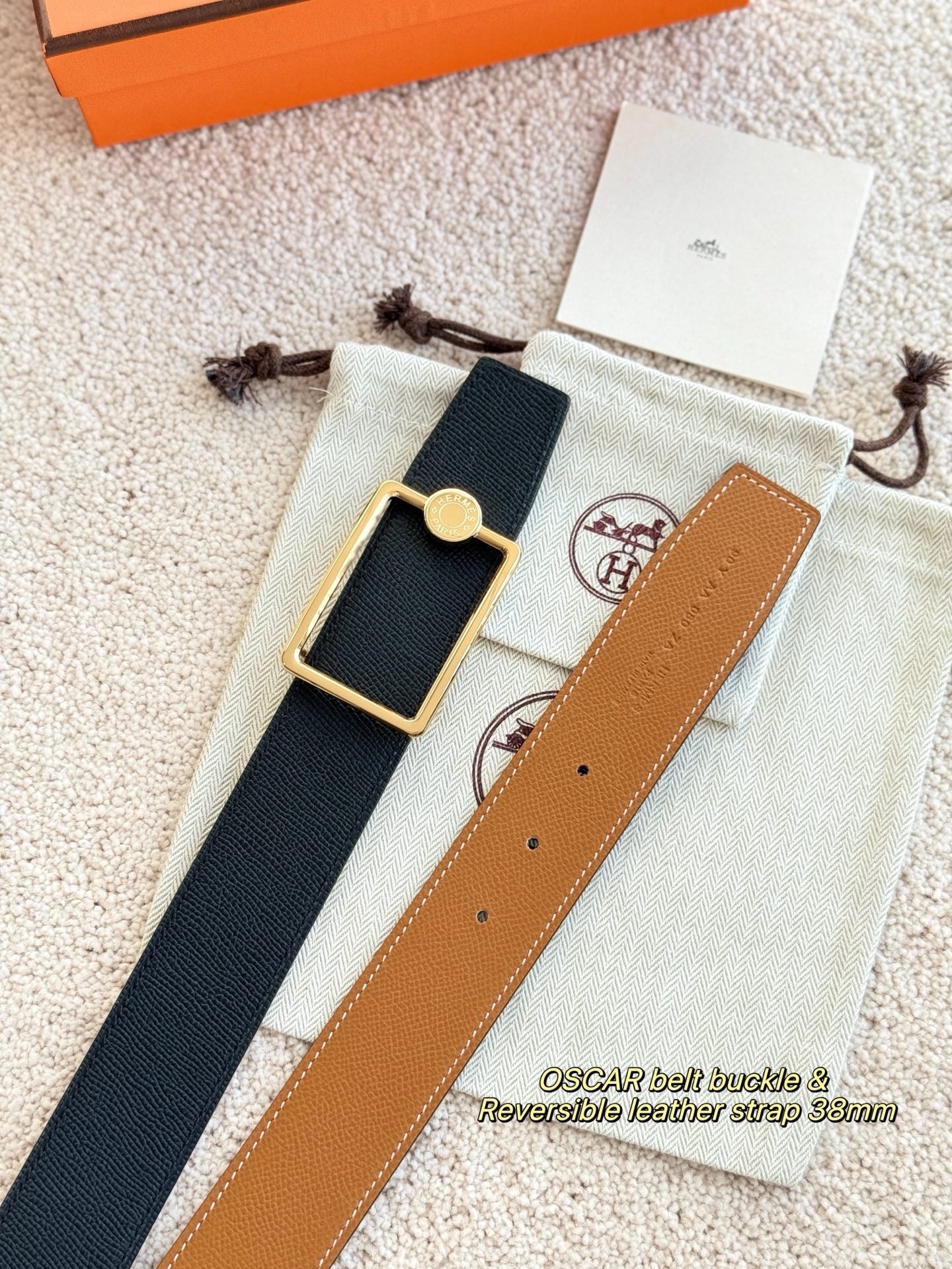
❤️款 （ Y AA 080 ）OSCAR 精品五金 搭配双面进口Epsom 皮 宽度38MM 以其精湛工艺高品质材料和经典设计备受推崇 是男士腰带顶级选择 简约大气 适合商务和休闲场合 产品手感细腻 不仅是实用配饰 更是身份与品味的象征 ❤️
