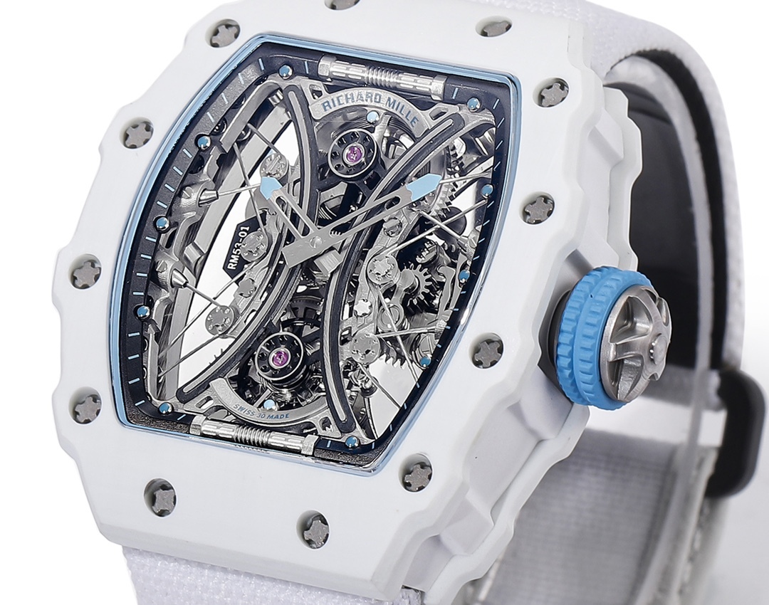 白色TPT石英纖維
【RICHARD MILLE】理查米爾RM53-01 將腕表設計與運動賽事相互結合，完美詮釋了賽場上的勇者堅定信念、頑強拼搏的精神。RM53-01以馬術運動為背景，採用多種高科技材料來抵御運動時帶來的強烈撞擊，從而保證不受破壞、正常運轉。高科技材質打造如同“護具”。“RM 53-01 PABLO MAC DONOUGH”的陀飛輪腕表，此款腕表除具備運動腕表的動感與活力外，還配備了堅固的TPT®碳纖維表殼、層壓藍寶石水晶表鏡以及固定機芯的懸浮式鋼索，有效的降低巨大衝擊、意外碰撞對腕表所帶