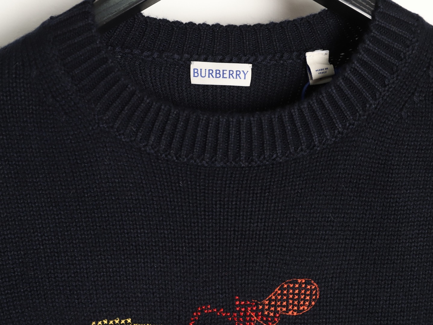 🔝BURBERRY巴寶莉BBR 彩色大戰馬馬術徽標羊毛混紡毛衣
甄選羊毛為主體，羊絨為輔的黃金配比混紡面料，以厚實紗線織就，觸感如雲朵般柔軟豐盈。羊毛的挺括與羊絨的細膩交織，既保留了天然纖維的透氣保暖特性，又賦予織物恰到好處的垂墜感，上身輕盈無負擔。細膩的針織紋理在光線下呈現柔和光澤，深色基調更凸顯面料的高級質感，為秋冬穿搭注入溫暖底蘊。
羅紋針織裝飾：領口、袖口及下擺採用羊毛和羊絨加少量彈性纖維和聚酰胺的羅紋織法，緊密而富有彈性的線圈結構，確保穿著時貼合身形不易變形，兼具舒適包裹感與利落廓