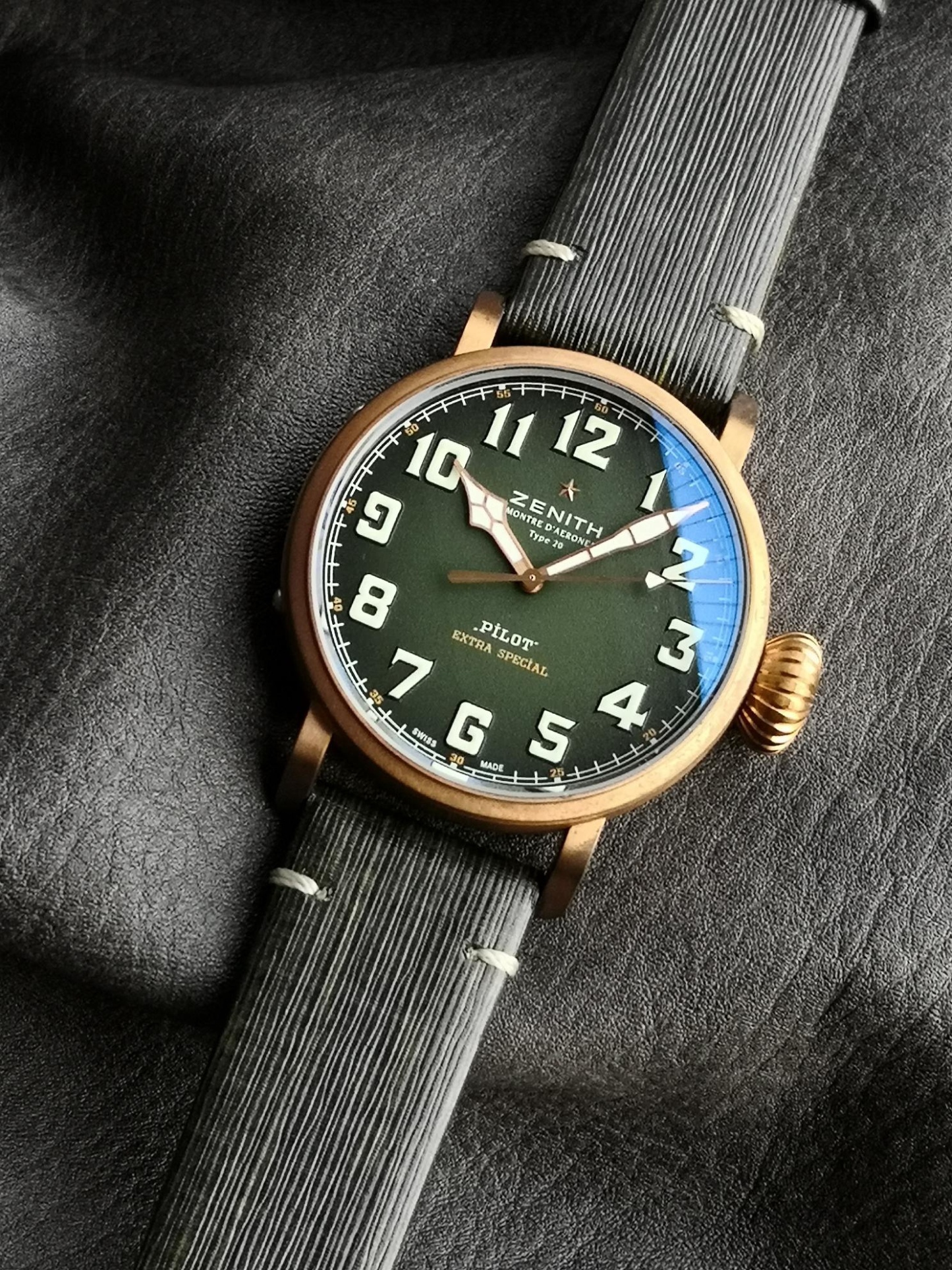 XF限量推薦：真力時飛行員系列29.2430.679/63.1001腕表，青銅表殼，卡其綠色錶盤，9015型自動機械，45毫米。