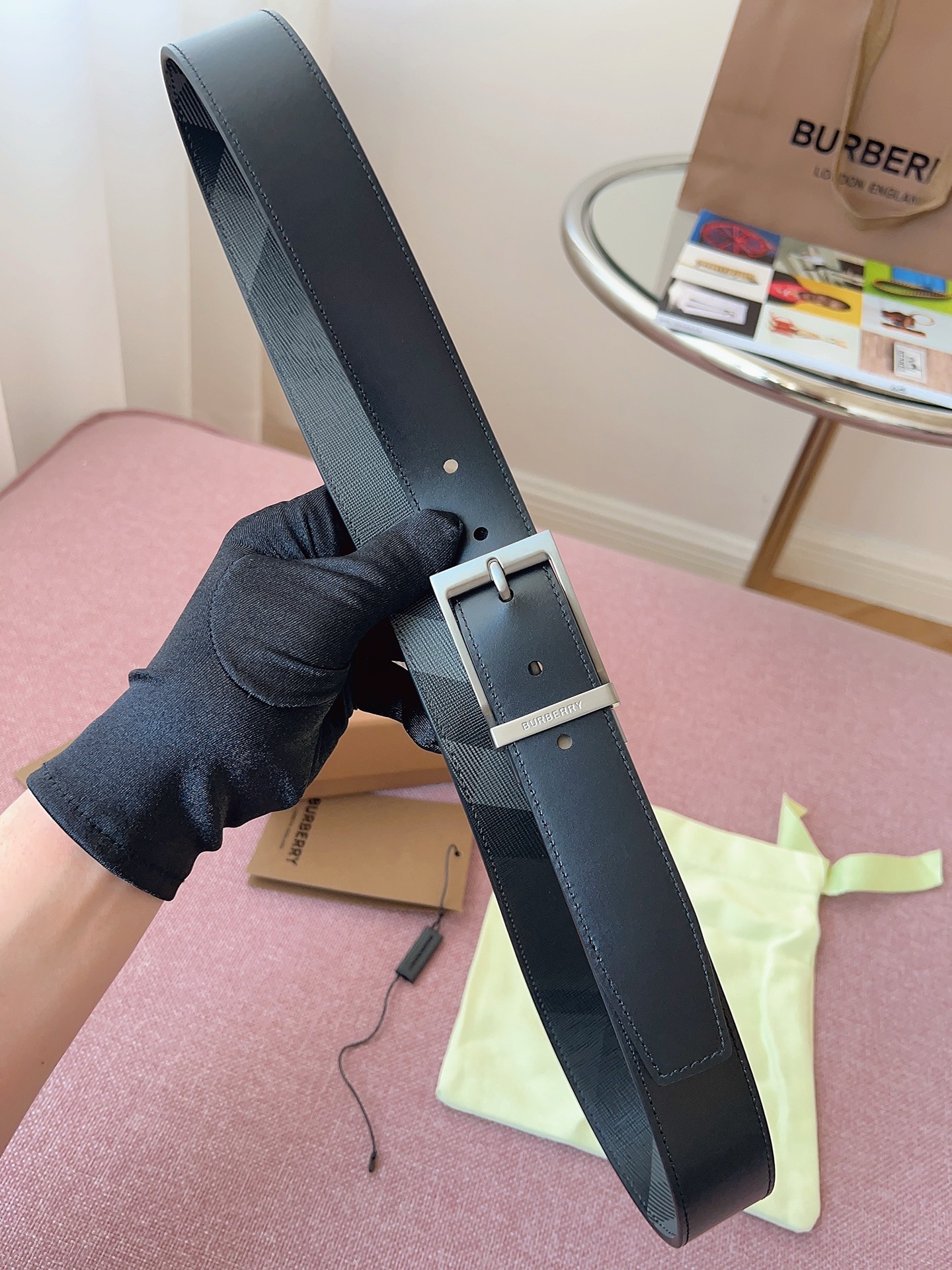 
Burberry博柏利品牌始終秉承傳統精髓，彰顯卓爾不凡的匠制工藝，優雅率性的英倫設計與銳意革新的時尚理念。3.5cm