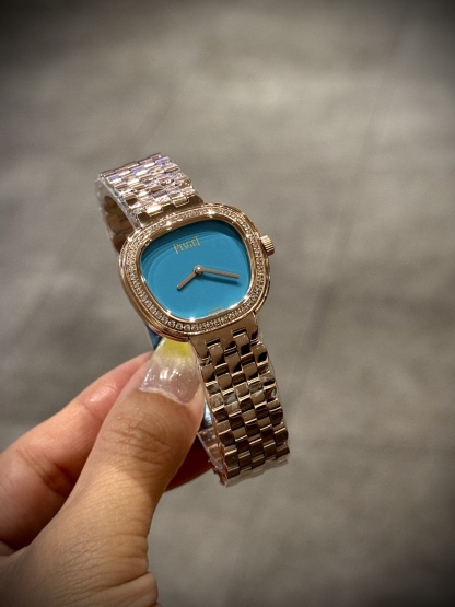 A8 factory•伯爵全新腕表 ﻿ #PiagetSixtie鎏金悅影系列 ﻿ 在瑞士鐘錶展「鐘錶與奇跡」閃亮登場！這款腕表游走於非凡制表工藝與黃金工藝之間，簡直是時尚與藝術的完美結合。Sixtie腕表採用獨特的梯形設計，重新詮釋1960年代末大膽華麗的風格，展現出獨特的魅力與優雅。
✨Sixtie系列腕表
✨直徑29毫米,
✨CNC數控雕刻精鋼梯形表殼
✨專櫃同步超薄厚度僅僅7mm
✨銀色太陽緞面打磨錶盤
✨316L精鋼錶鏈,搭載伯爵進口石英機芯  
認准A8出品！必屬精品！