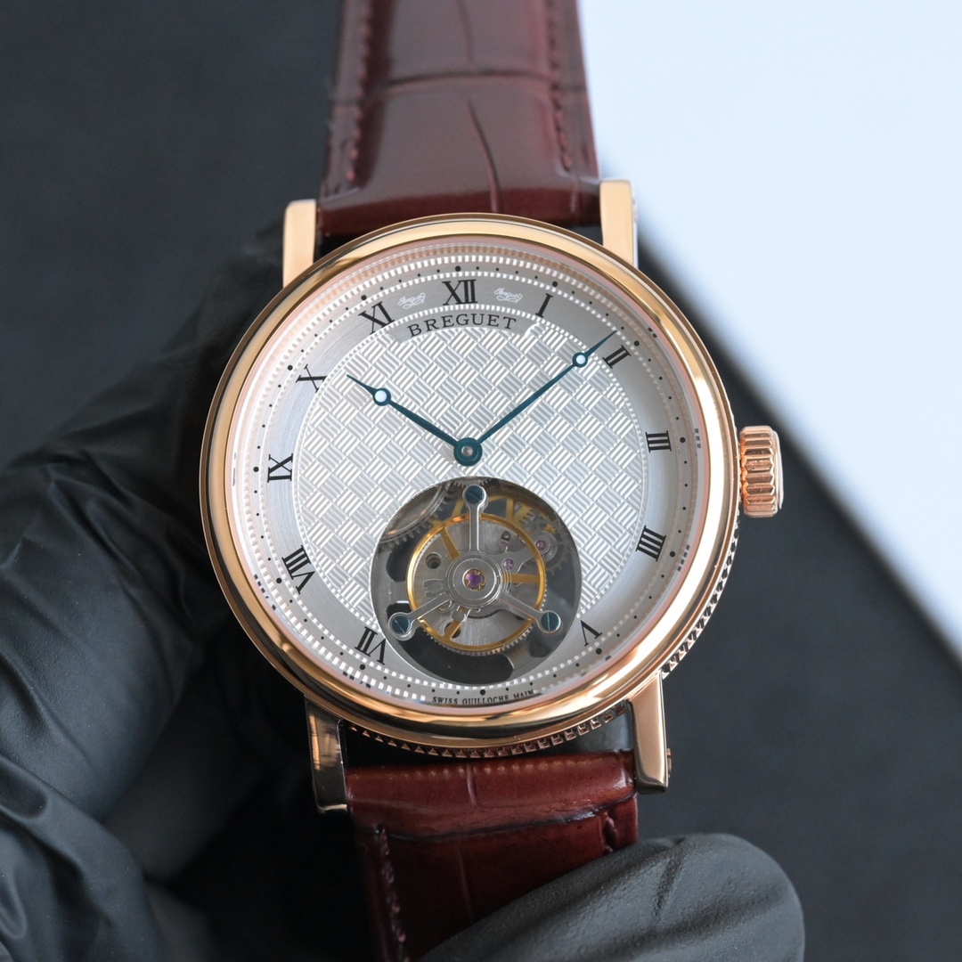 224年前，阿伯拉罕-路易·寶璣先生在他所創立的巴黎鐘錶堤岸制表工坊中，創造了制表史上令無數人贊嘆的陀飛輪調速裝置。這一無比複雜的精密機構彰顯了寶璣先生卓然超群的遠見與創想，時至今日仍對高級制表業有著重要意義。至今，陀飛輪的作用和意義已不僅是提高走時的精准度，而是譜寫了制表領域的輝煌篇章。寶璣陀飛輪時計臻品在百年徵程中不斷創新，超越自我，集精湛機械製造技藝與深厚美學原理於一身，創制出演繹複雜迷人的機械世界。腕表的表冠上刻有著名的寶璣品牌標誌，從側面我們可以看到表王寶璣著名的錢幣紋飾，代表著溫文爾雅