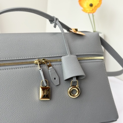 𝓛𝓸𝓻𝓸 𝓟𝓲𝓪𝓷𝓪 諾悠翩雅
𝑬𝒙𝒕𝒓𝒂 𝑩𝒂𝒈 𝑳𝟐𝟕 
寬開口加大容量斜挎包，包型設計更立體更有型，包身採用進口原廠小牛皮，手感柔軟而獨特，包包內部結構多了內袋。雙向加長拉鍊開合，配有My Charms金色金屬掛飾（LP特級純鋼五金配件）
size：27*16*10釐米
配全套專櫃禮盒包裝🎁