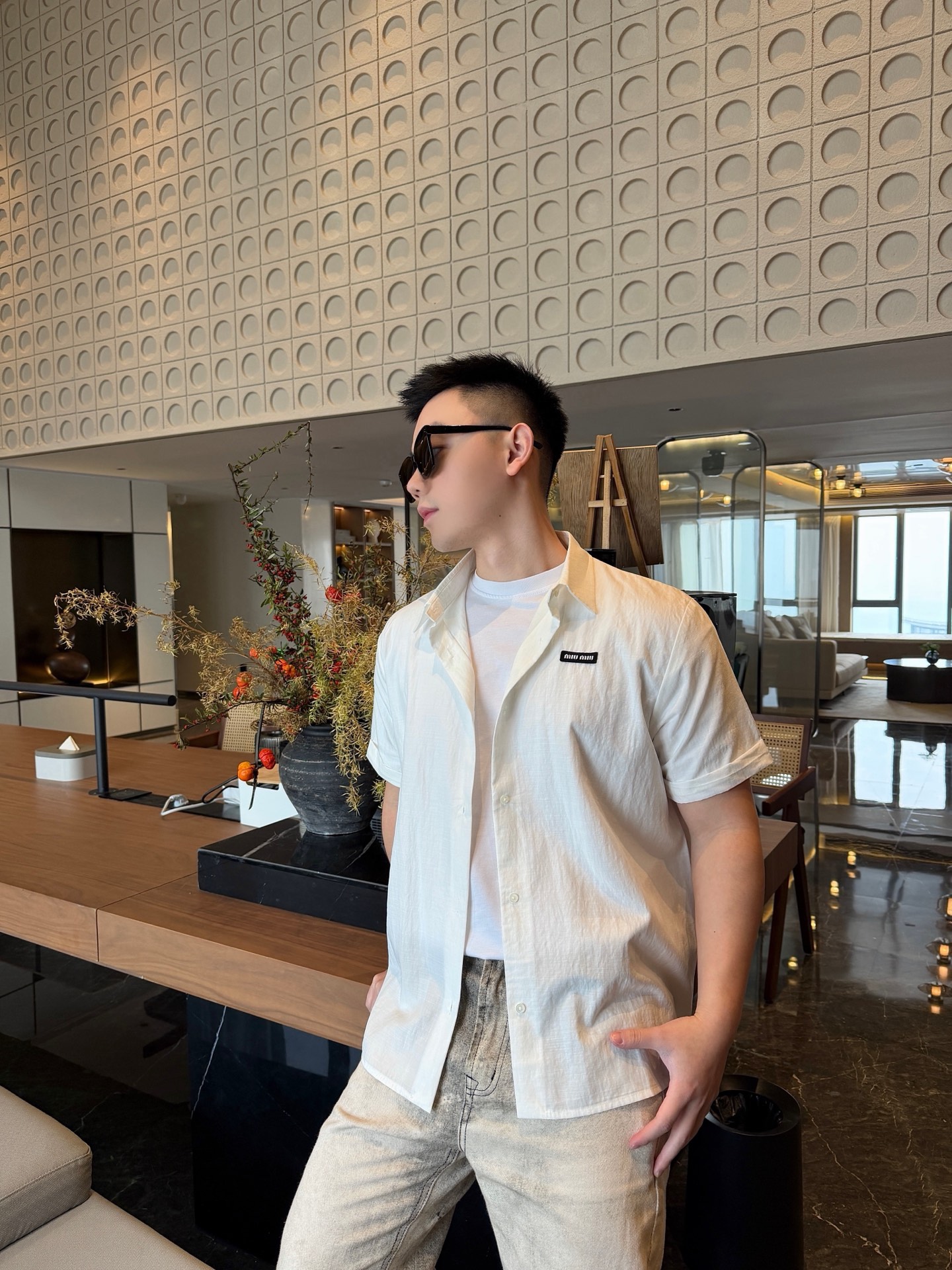 🔝MIU MIU繆繆MM 小黑標短袖襯衫
定制雲柔棉麻平紋料，手工紅外線畫線徽標，以紅外線技術為輔助，實現徽標標籤位置的精准定位與標記，採用側翻埋夾車線工藝，平順整潔，工整整潔，面料都經過砂洗，手感質感更佳，不易變形、不易縮水、不易褪色，合身版型
B Size：40 42 44 46