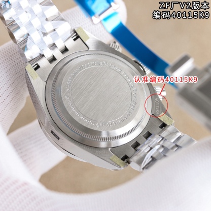 ZF新品—V2版本，帝舵全新碧灣計時型(Tudor ，腕表⌚️編碼40115K9，BlackBayChrono)腕表—經典元素與現代創新的精妙平衡,是真正意義上的“帝舵畢業款”。
🔥亮點🔥ZF是市場唯一一家日曆對版的廠家，日曆窗尺寸，日曆數字的字體和大小均與正品一致。
【表殼】ZF正品1:1開模41MM直徑採用316L精鋼表殼，表面拉絲和拋光工藝交交替處理，抗划痕性強，質感十足。配備起高工藝的黑色陽極氧化鋁測速計字外圈，旋入式表冠和密閉式底蓋，賦予腕表200米防水。
【錶盤】獨具匠心的錶盤設計