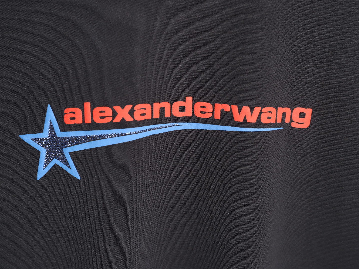 🔝Alexander Wang 亞歷山大王 26SS 燙鑽流星印花短袖T恤
獨家對版定織定染高品質精梳棉棉紗 面料手感柔軟舒適，與原版面料相同！水洗去毛，正品版型，做到了真正的"oversize“版型
尺碼：S-XL