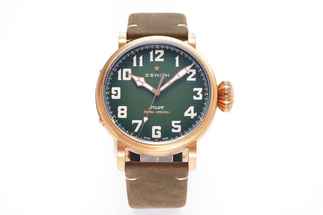 SⅤ又添新作真利時飛行員系列2019年度新款 好萊塢大片青銅騎士殺到！！！真力時是胡歌和靳東等“老幹部”們十分喜歡佩戴的腕表品牌之一，這款青銅材質的腕表散髮著一身正氣，本身就是腕表界的“老幹部”，戴上它足以從外在增添內涵。腕表45毫米的表殼由青銅打造，表鏡採用弧形雙面防眩處理藍寶石水晶，淺變綠色錶盤上粗體阿拉伯數字時標和鍍金琢面的指針上都覆有SuperLuminova SLN C3超級夜光物料，夜間仍可清晰讀取時間，SV 真力時飛行員系列，實現你的大飛夢