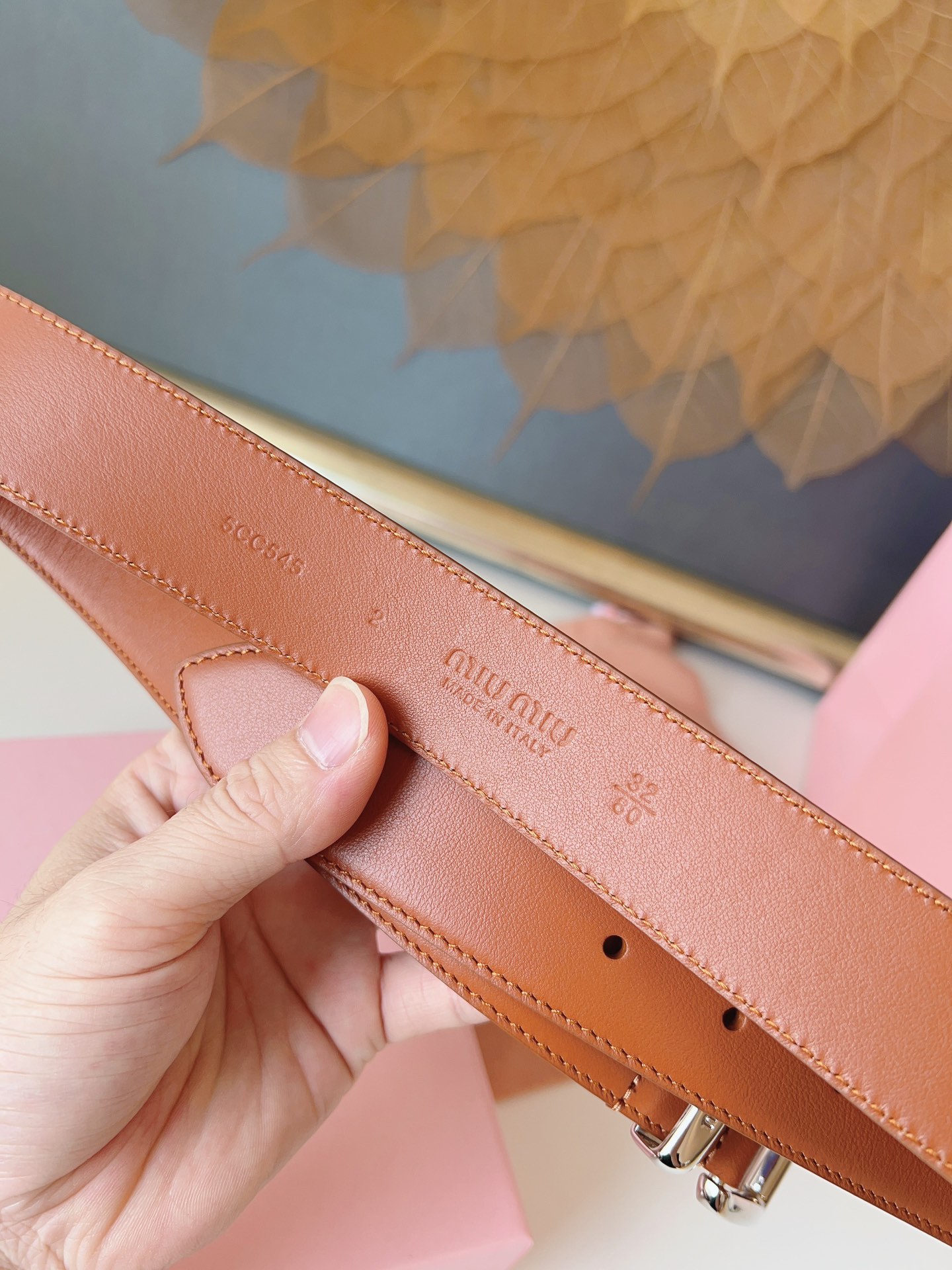 这款皮革腰帶設計簡約而優雅，腰帶環伴以Miu Miu徽標。雙面進口小牛皮 金屬搭扣 腰帶環飾激光雕刻徽標 寬度: 3.5cm
