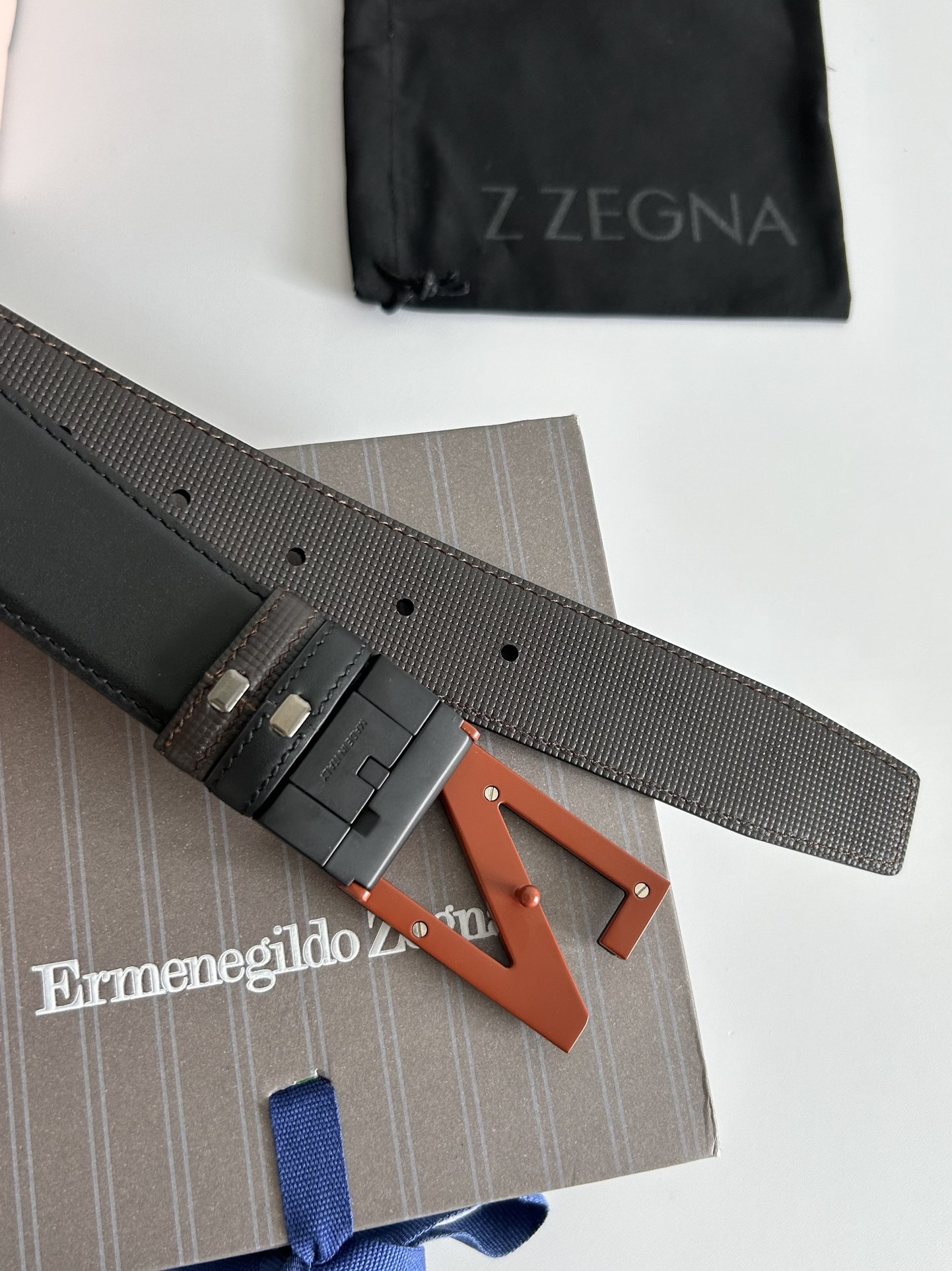 傑尼亞【Zegna】何謂當代男士 活動造型 系列，新款純銅旋轉針扣，雙面可用 隨心搭配，寬3.5cm，男士風尚的全新概念.