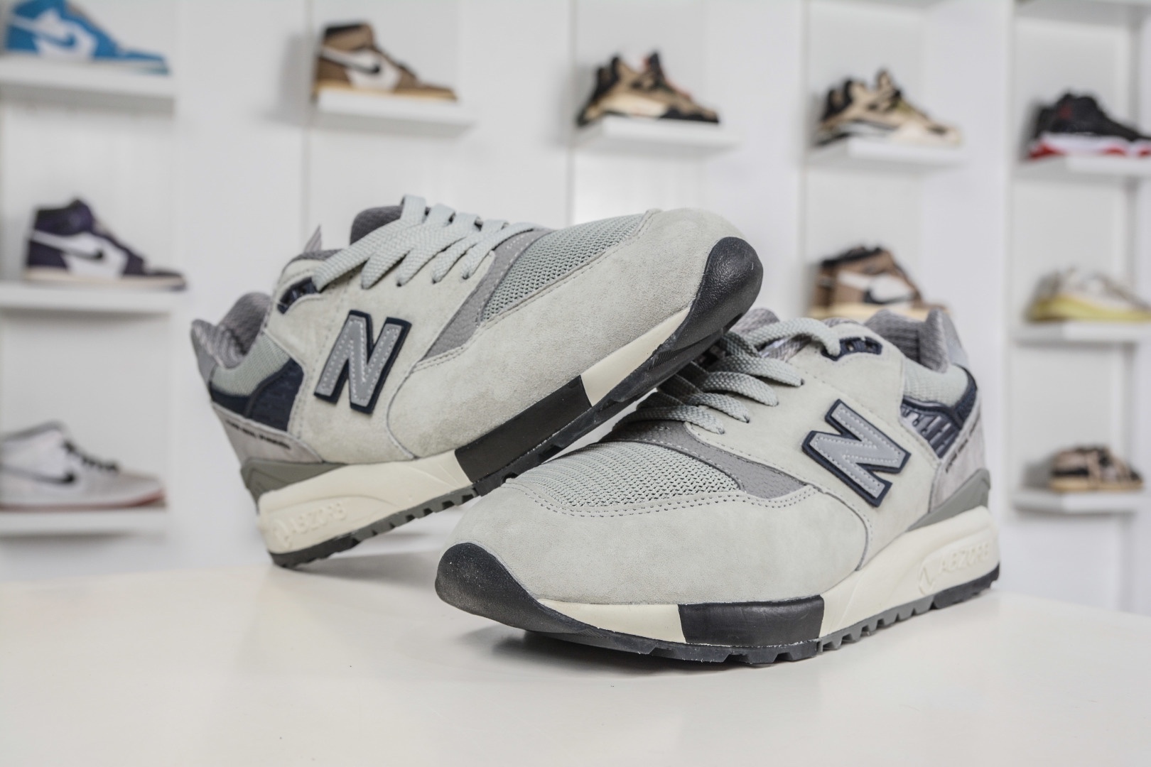 New Balance M998 Made in USA NB新百倫高端美產血統系列經典復古休閒運動慢跑鞋 
貨號：M998WT
尺碼：39.5 40 40.5 41.5 42 42.5 43 44