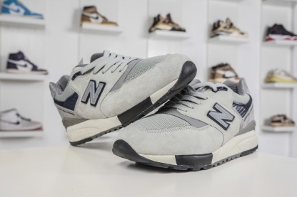 New Balance M998 Made in USA NB新百倫高端美產血統系列經典復古休閒運動慢跑鞋 
貨號：M998WT
尺碼：39.5 40 40.5 41.5 42 42.5 43 44