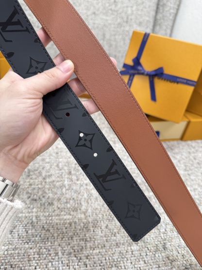 
Louis Vuitton LV腰带 丝印系列 原厂五金 精致手工绘边 柔软舒适 宽4.0