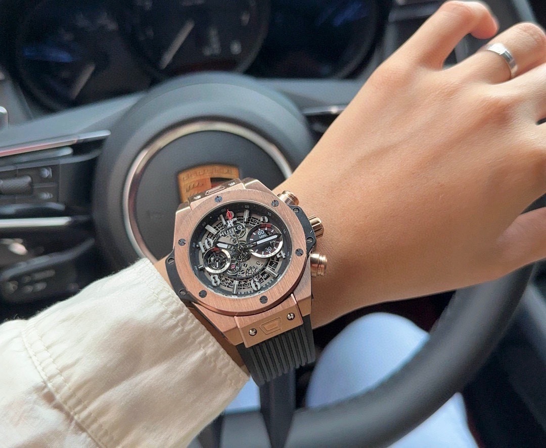 恆寶 Hublot精品男士腕表，勁爆鏤空設計，技藝精湛，獨具匠心，尊貴大氣，紳士風範。採用全自動機械機芯，頂級316精鋼表殼，天然橡膠錶帶，礦物質超強鏡面，尺寸43*13