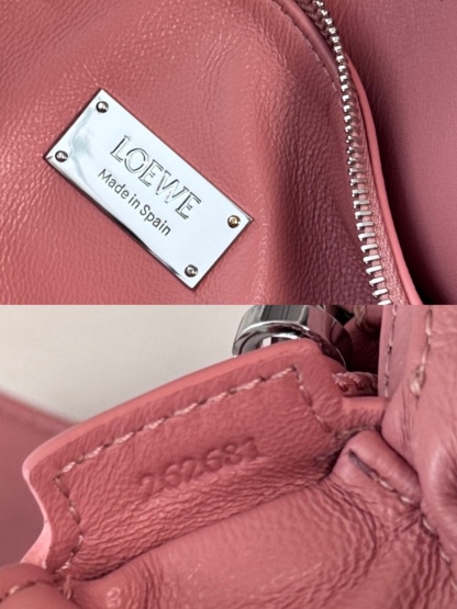 LO℮w℮🌟新款 迷你納帕羊皮革 Featherlight Puzzle 手袋 以別具一格的幾何線條勾勒長方體造型。柔軟輕盈的納帕皮革為手袋注入隨性慵懶的風格。可肩背、斜挎或手提
可拆卸可調節肩帶，飾有旋轉卡扣*拉鍊開合，鉸接式拉鍊頭 一個外部拉鍊後袋，一個內部插袋*可拆卸 LOE**WE 燙金或燙銀標籤，飾有隱秘口袋和氣球骰子*長方形金屬腳釘 納帕羊皮革襯里 Anagram 壓紋、飾牌內部鐫刻 LOE**WE.
型號：062511
size:17.5*7.5*12.5CM（配全套包裝）