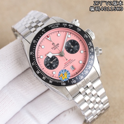 ZF新品—V2版本，帝舵全新碧灣計時型(Tudor ，腕表⌚️編碼40115K9，BlackBayChrono)腕表—經典元素與現代創新的精妙平衡,是真正意義上的“帝舵畢業款”。
🔥亮點🔥ZF是市場唯一一家日曆對版的廠家，日曆窗尺寸，日曆數字的字體和大小均與正品一致。
【表殼】ZF正品1:1開模41MM直徑採用316L精鋼表殼，表面拉絲和拋光工藝交交替處理，抗划痕性強，質感十足。配備起高工藝的黑色陽極氧化鋁測速計字外圈，旋入式表冠和密閉式底蓋，賦予腕表200米防水。
【錶盤】獨具匠心的錶盤設計