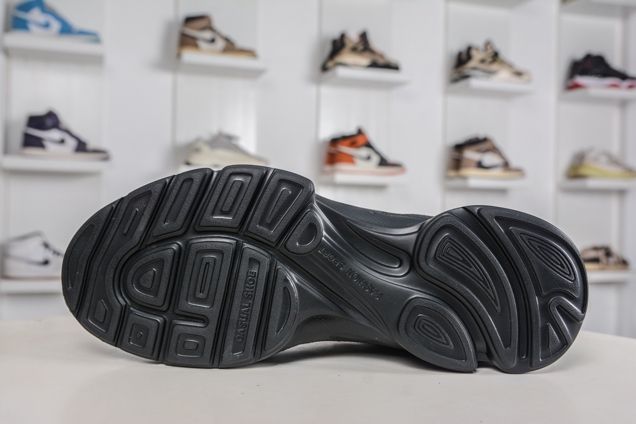 ECCO愛步運動鞋男透氣輕便防滑緩震牛皮跑鞋健步BIOMC系列全新品質 
貨號：882517 01001
尺碼：38 39 40 41 42 43 44（皮鞋码）