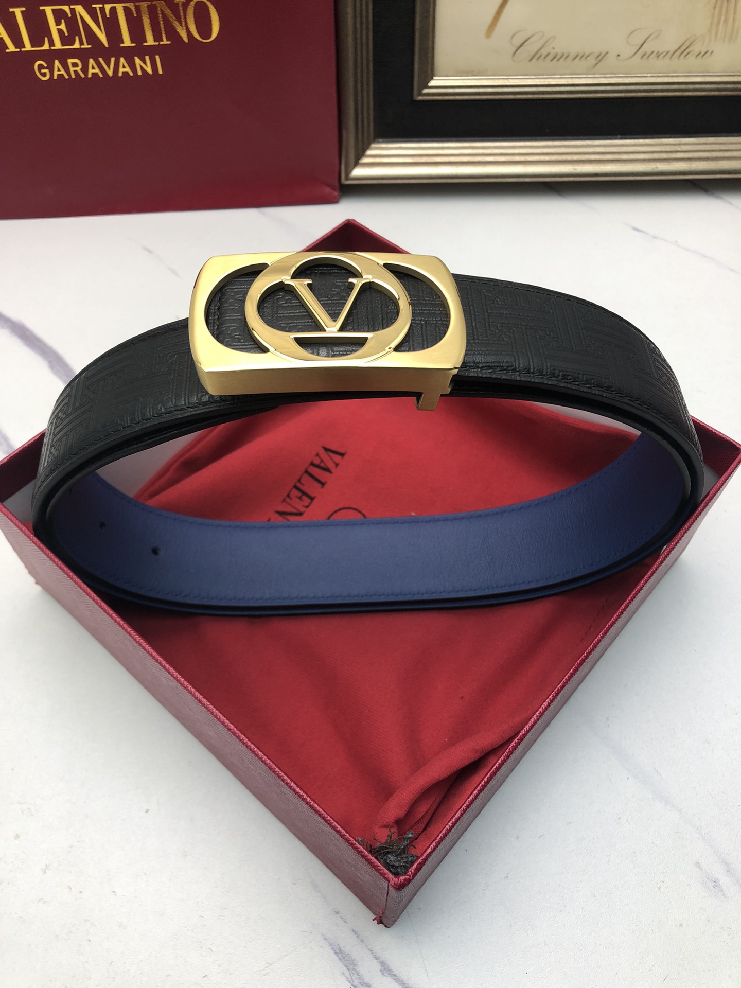 華倫天奴：原單頭層小牛皮燙印花紋，內襯頭層牛皮底，營造織紋外觀。飾以標誌原單扣。專櫃寬度4.0