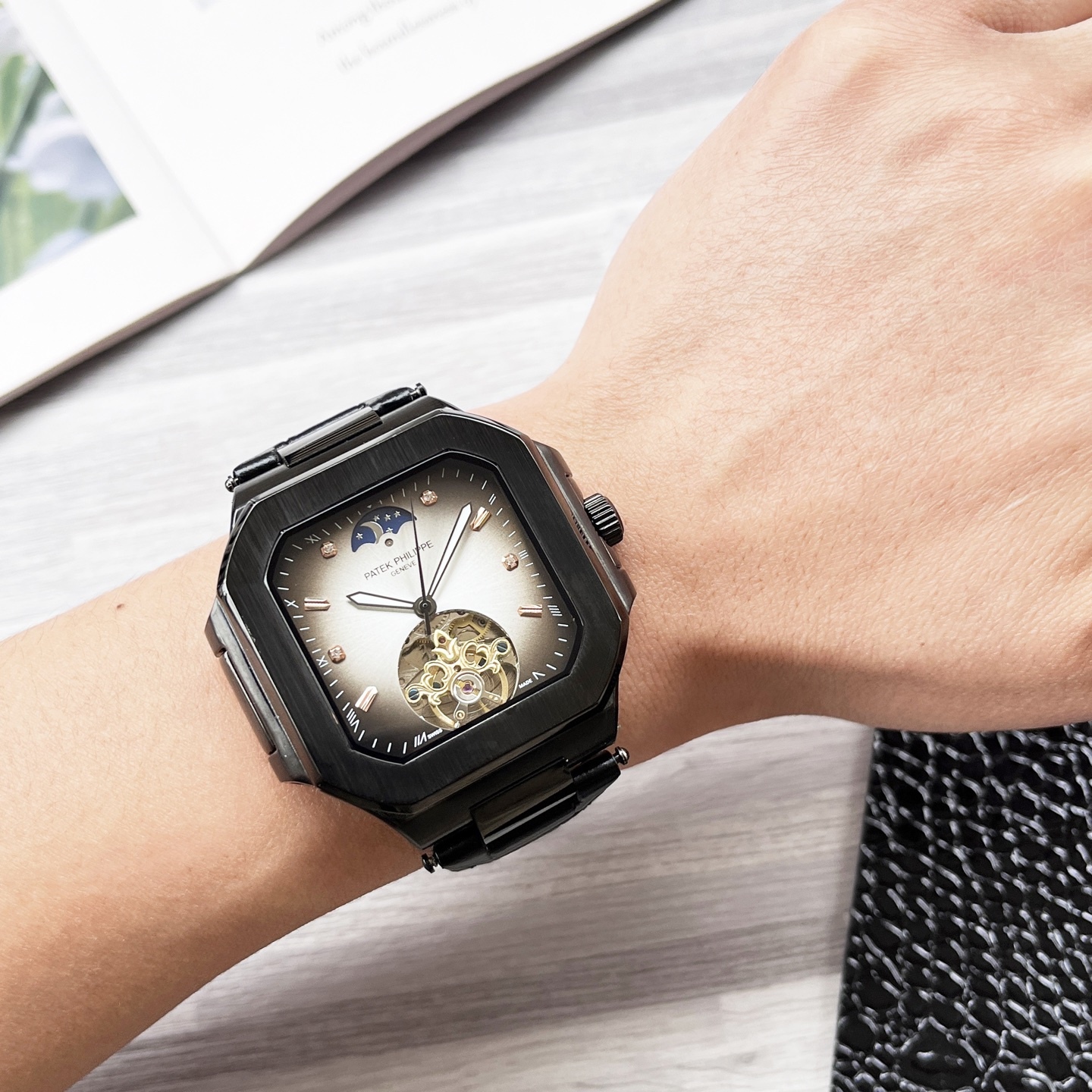 
八角殼系列 精緻百搭🎈🎈
【最新】：卡地亞🔥最新設計🔥大飛輪精品🎈🎈
【類型】：精品男士腕表
【錶帶】：真牛皮錶帶
【機芯】：高端全自動機械機芯
【鏡面】：礦物質強化玻璃（更高清）
品味高雅 浩瀚大氣 匠心獨運 腕間瑰寶
尺寸：直徑42mm厚12mm熱賣上市！歡迎轉載！